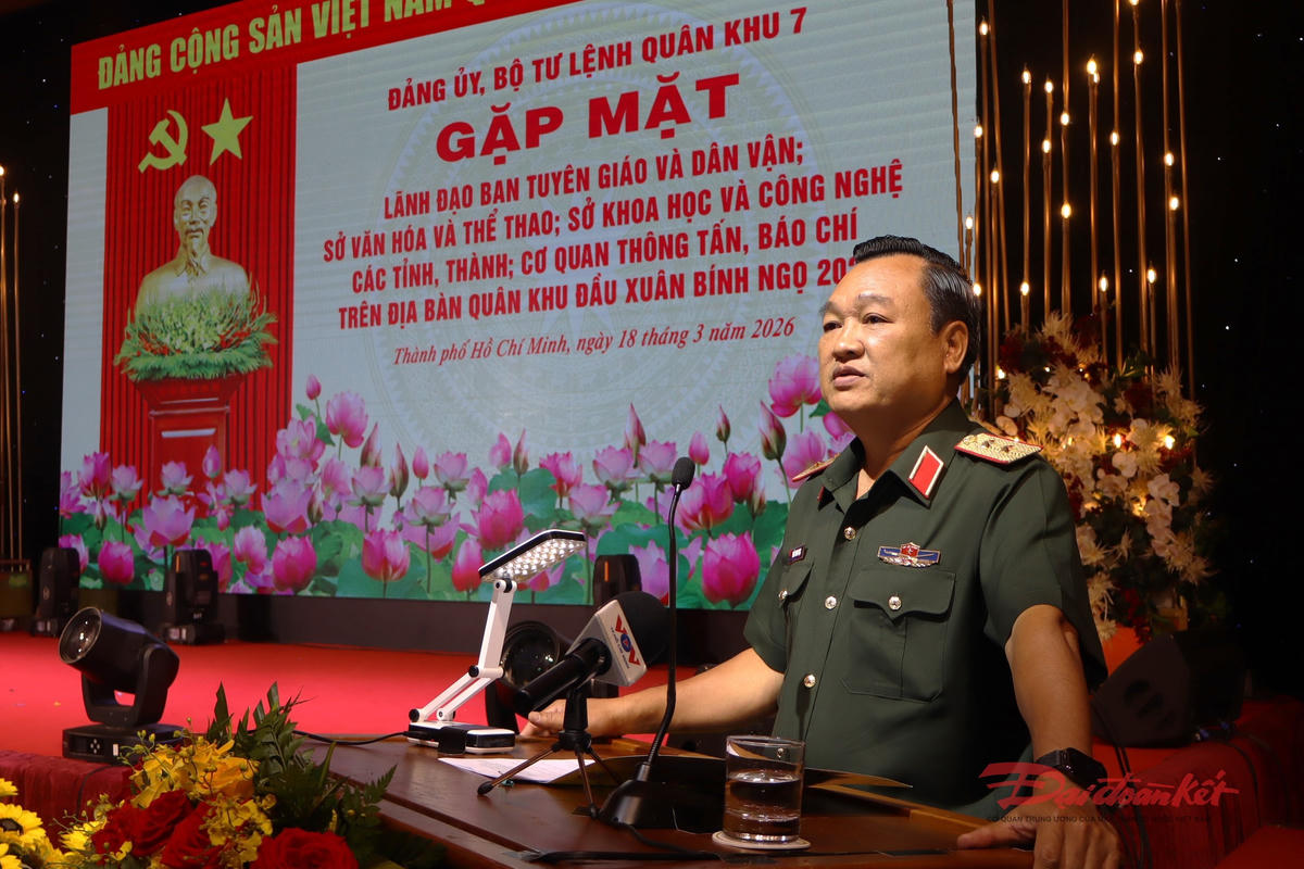 Trung tướng Trần Vinh Ngọc, Bí thư Đảng ủy, Chính ủy Quân khu 7 phát biểu tại buổi gặp mặt. Ảnh: Hồng Phúc.