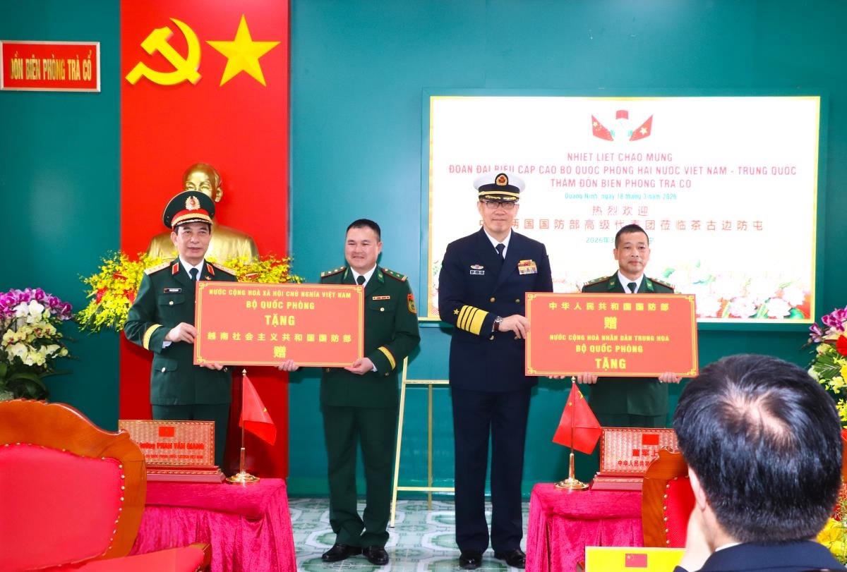 Đại tướng Phan Văn Giang và Thượng tướng Đổng Quân trao quà tặng Đồn Biên phòng Trà Cổ.