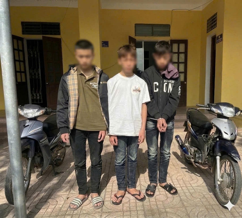 Nhóm thanh thiếu niên cùng tang vật tại Cơ quan Công an. Ảnh: Công an tỉnh Nghệ An