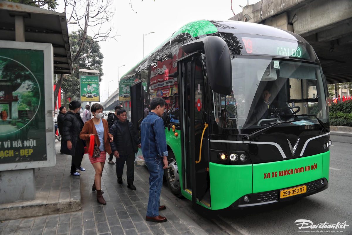 Người dân di chuyển bằng xe buýt điện tại Hà Nội. Ảnh: Lê Khánh.