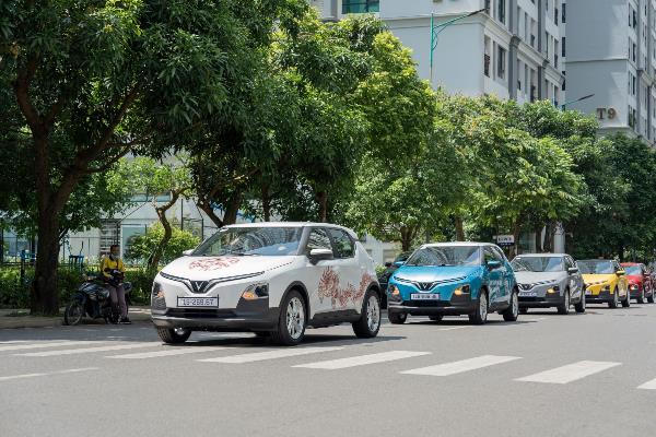 Giá xăng biến động, ô tô điện trở thành lời giải tiết kiệm cho khách Việt