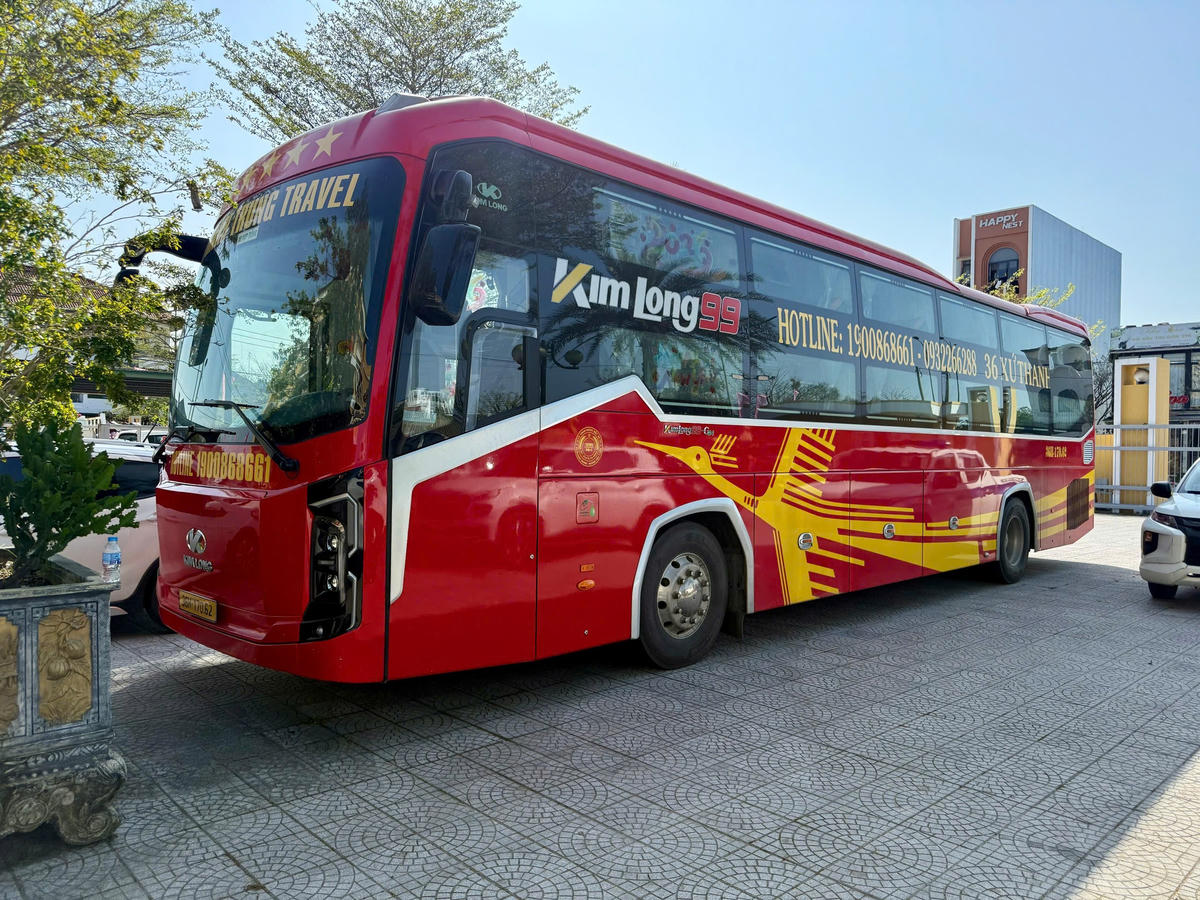 Xe khách bị tước kiểm định vẫn tham gia giao thông. Ảnh: H.N.