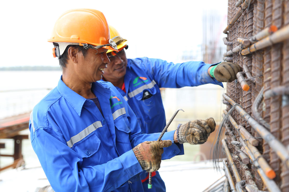 Những ngày này, không khí thi công trên công trường Cầu Đại Ngãi 1 diễn ra khẩn trương. Ảnh: Thanh Tiến