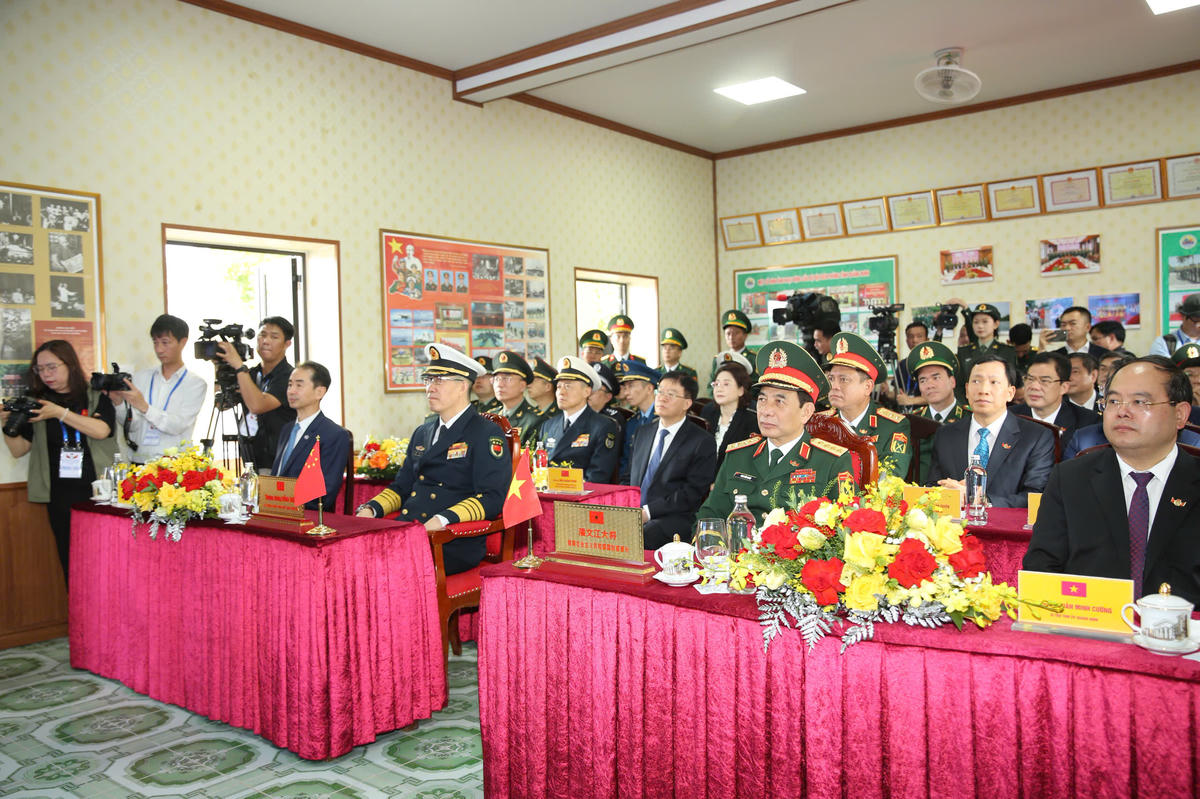 Đại tướng Phan Văn Giang và Thượng tướng Đổng Quân, Bộ trưởng Bộ Quốc phòng Trung Quốc cùng các đại biểu dự buổi thăm Đồn Biên phòng Trà Cổ.