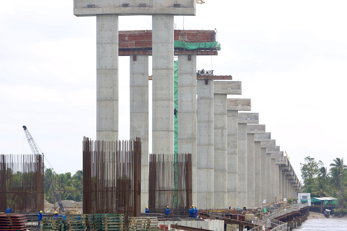 &nbsp;Công trình được thiết kế theo kết cấu dây văng với hai trụ tháp chính hình chữ A cao 110m. Nhịp chính của cầu dài 450m (lớn thứ hai Việt Nam sau cầu Cần Thơ (550m). Công trình có tổng giá trị xây lắp hơn 3.867 tỷ đồng. Ảnh: Thanh Tiến