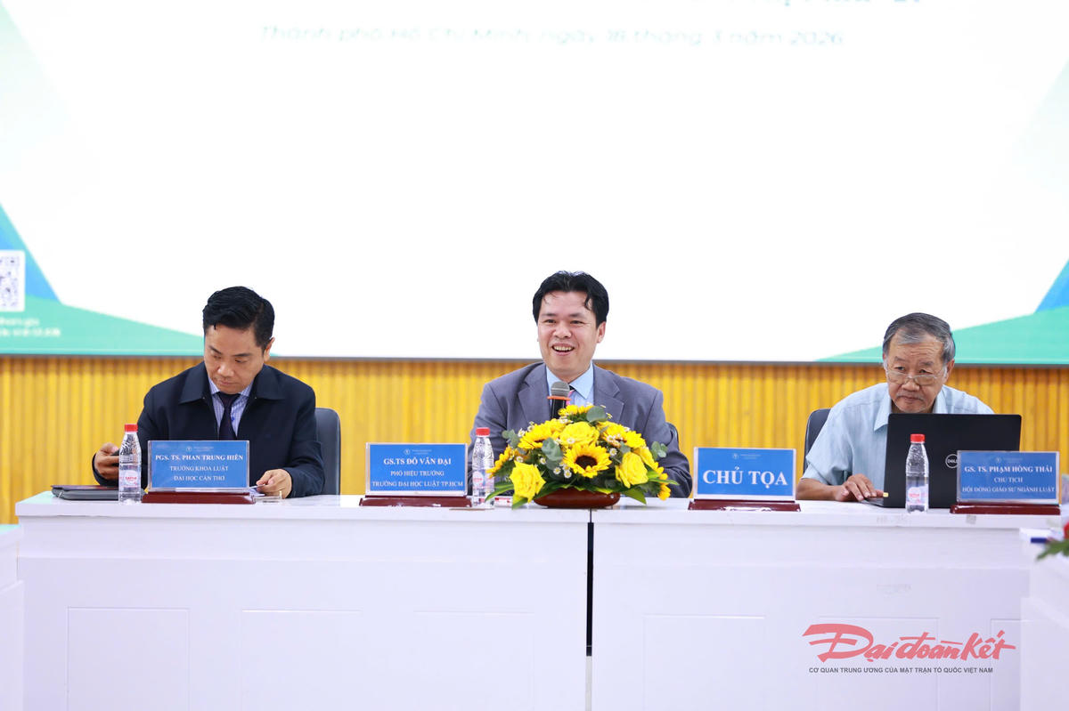 GS.TS Đỗ Văn Đại – Phó Hiệu trưởng Trường Đại học Luật TP Hồ Chí Minh trong ban chủ toạ hội thảo. Ảnh: Hồng Phúc.