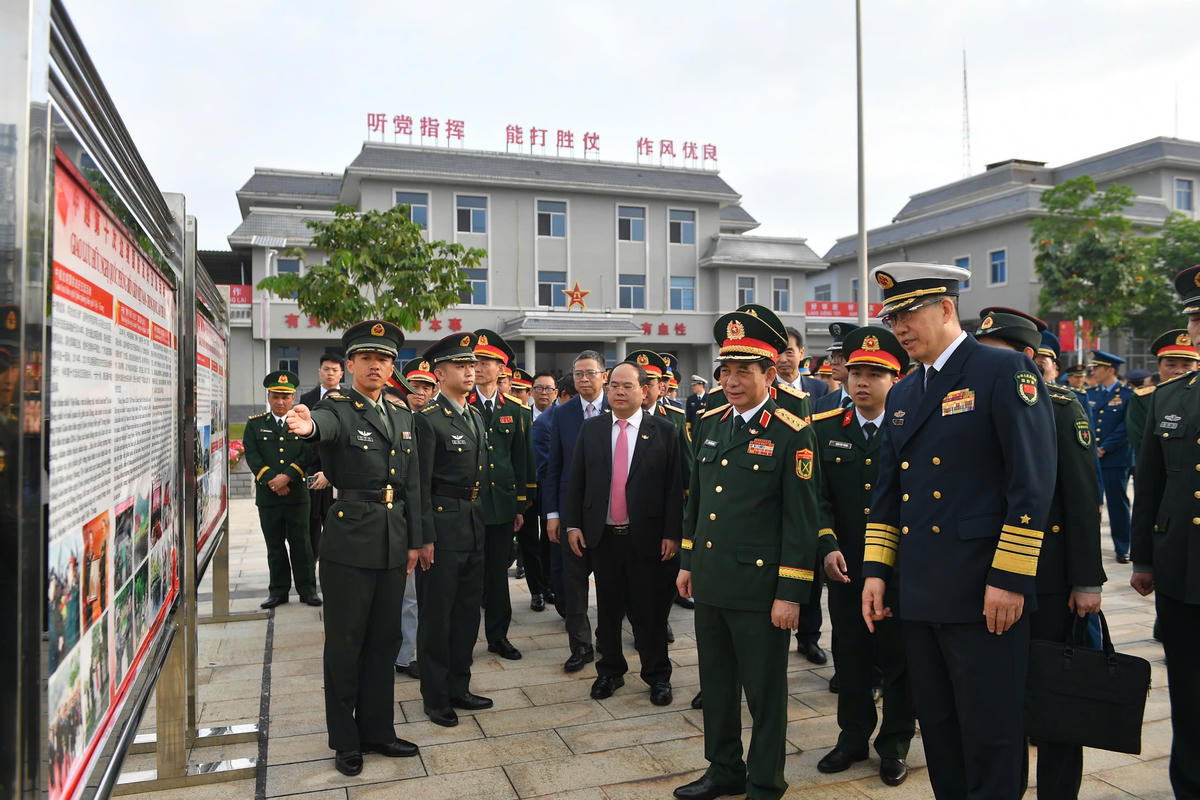 Đại tướng Phan Văn Giang tham quan đơn vị và trò truyện với cán bộ, chiến sĩ Đại đội Biên phòng Đông Hưng. . 