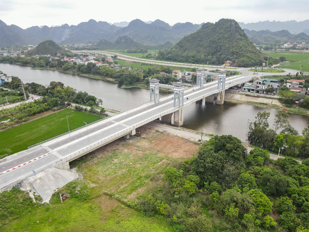 Trong tổng thể dự án, hạng mục xây dựng cầu Tân Lang có kinh phí hơn 200 tỷ đồng, dài 253m, rộng 22,5m, là điểm nhấn chính trong dự án. Ảnh: Đình Minh