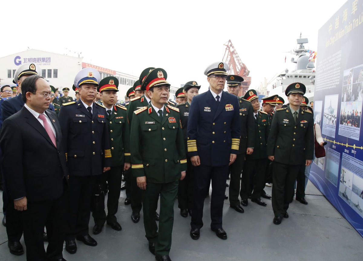 Hai Bộ trưởng tham quan khu trưng bày hình ảnh về các chuyến tuần tra liên hợp trước đây giữa Hải quân hai nước. 