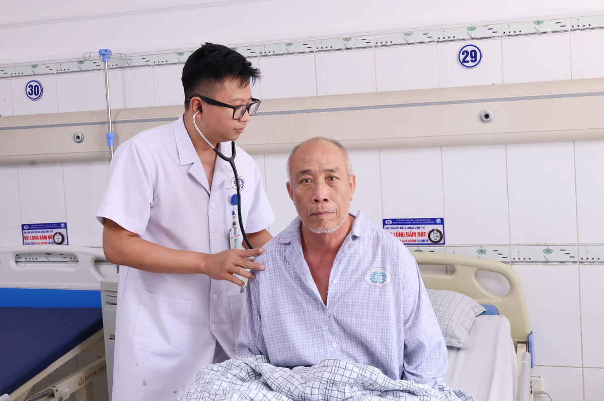 ThS. BS Lê Văn Quý - khoa Hồi sức tích cực - Chống độc yêu cầu đang thăm khám cho người bệnh. Ảnh: BVCC.