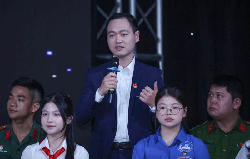 Ông Nguyễn Chí Đông đặt câu hỏi tại chương trình. Ảnh: PV