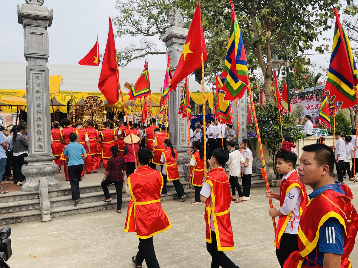 Nghi thức rước kiệu cổ rất đặc biệt trong lễ hội Đình Cả xã Đồng Lương. Ảnh: Tùng Duy.