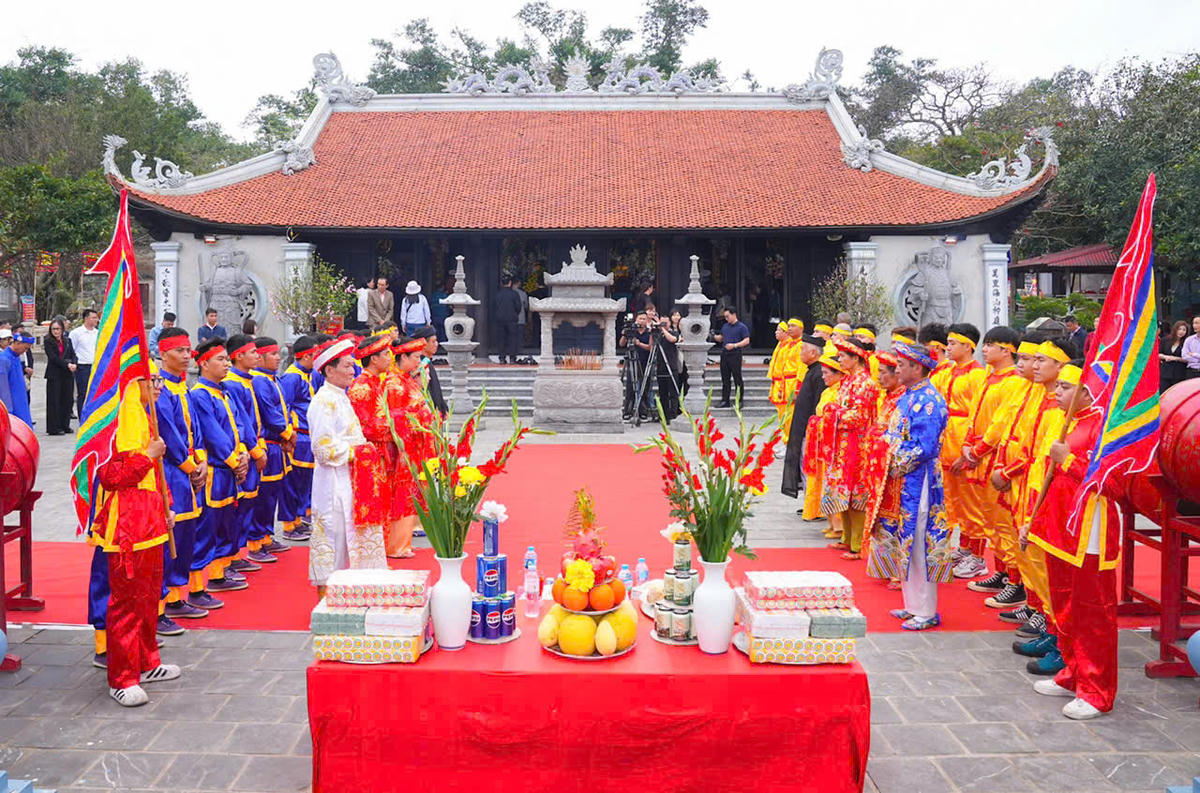 Lễ hội Đảo Dấu là Lễ hội truyền thống của người dân Đồ Sơn, được tổ chức hàng năm tại Đền Nam Hải Thần Vương. Ảnh: ĐT.&nbsp;