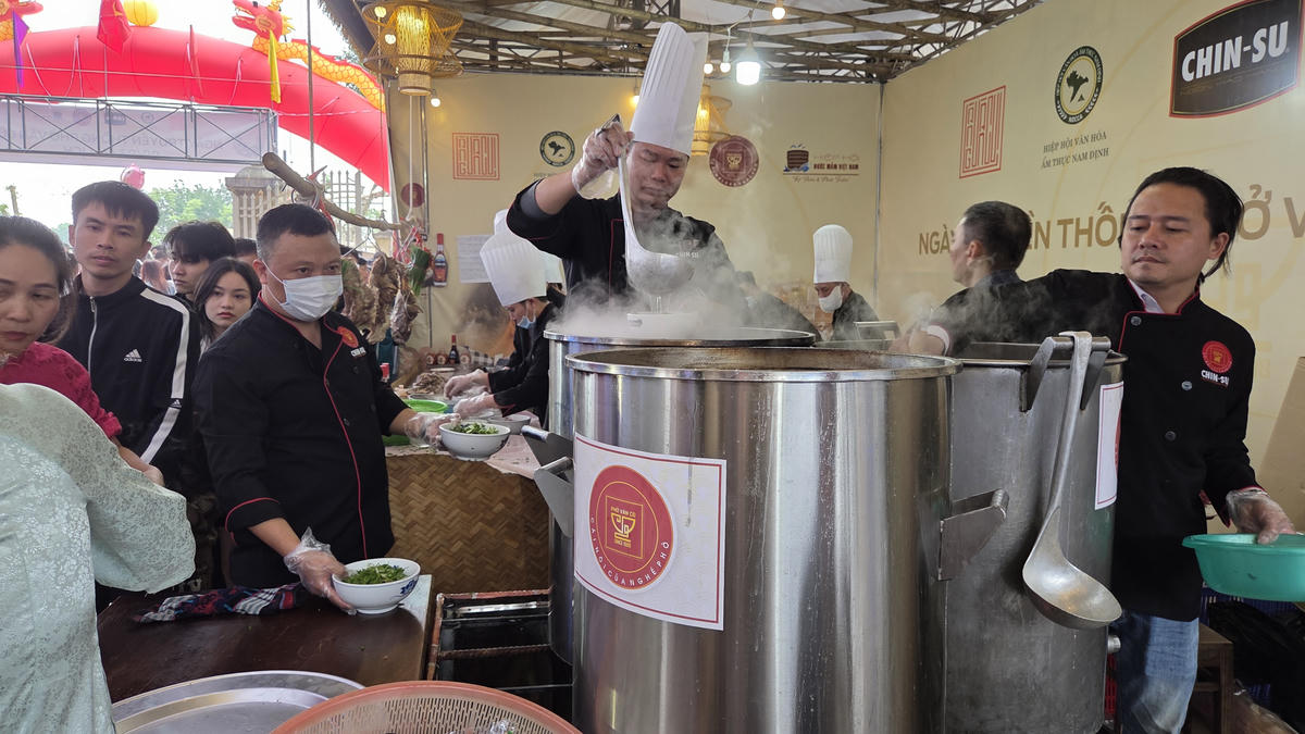 Ngày nay, nghề nấu phở là sinh kế chính của hầu hết các hộ dân trong làng Vân Cù. Họ đi khắp mọi miền đất nước để hành nghề, ra cả nước ngoài. Không chỉ bó gọn trong làng Vân Cù, ngày nay nghề phở còn phát triển mạnh ở nhiều thôn làng khác ở xã Nam Đồng và các xã lân cận. Ảnh: Duy Hưng.