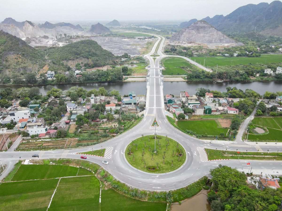 Theo quyết định số 1960/QĐ-UBND tỉnh của UBND tỉnh Hà Nam cũ (nay là tỉnh Ninh Bình), dự án đầu tư xây dựng cầu Tân Lang và tuyến đường liên kết vùng, nối từ đường nối vành đai 4 - vành đai 5 qua QL 38 đến đường QL 21 có tổng mức đầu tư gần 1.500 tỷ đồng, triển khai từ năm 2022. Ảnh: Đình Minh