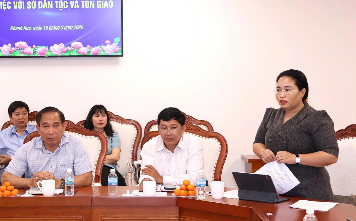 Lãnh đạo Sở Dân tộc và Tôn giáo tỉnh Khánh Hòa, báo cáo tại buổi làm việc. Ảnh X.H