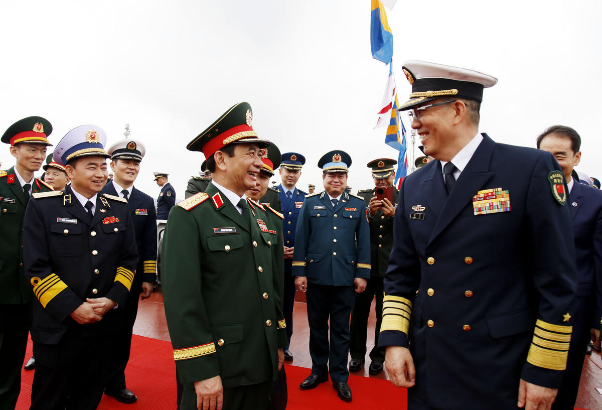 Hai Bộ Trưởng trao đổi khi tham quan Tàu 015.