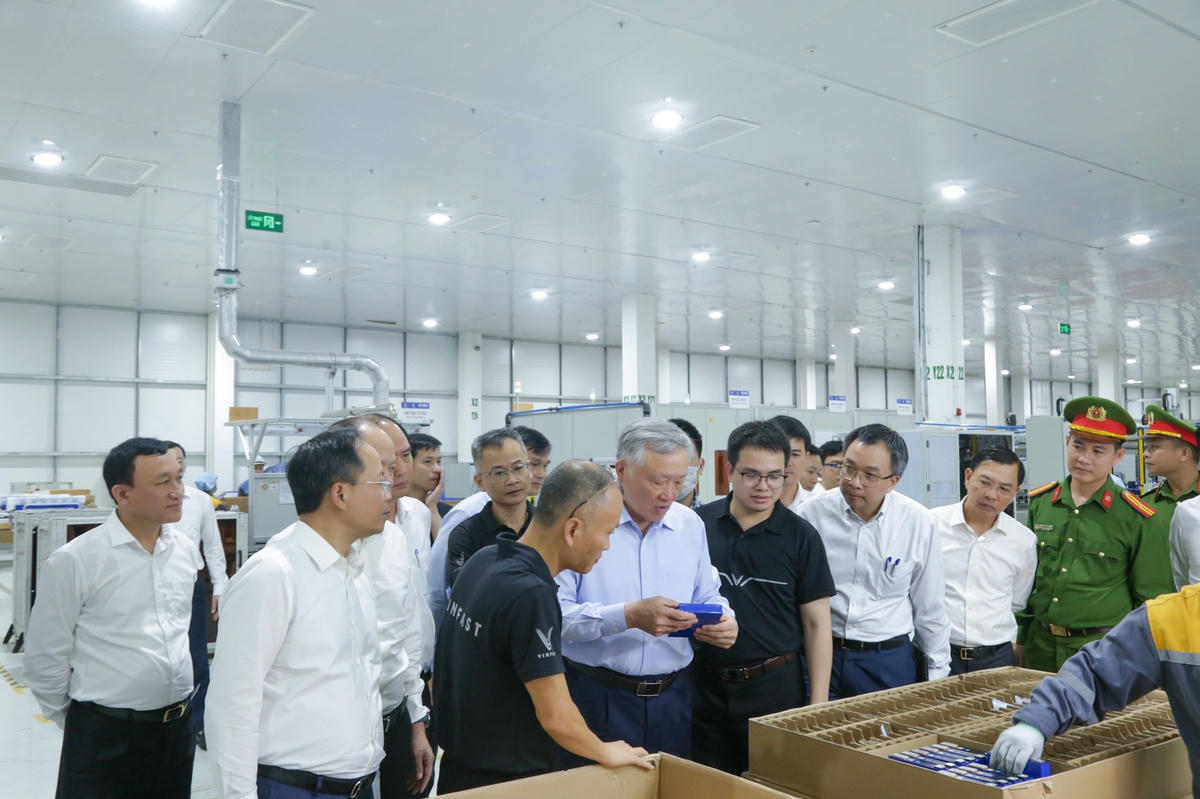 Phó Thủ tướng Thường trực Chính phủ Nguyễn Hòa Bình đánh giá cao nỗ lực của Tập đoàn Vingroup trong việc làm chủ công nghệ và tiên phong trong lĩnh vực công nghiệp xanh. Ảnh: PVA.