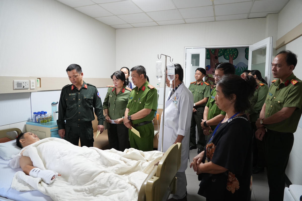 Đại tá Đậu Xuân Bảo, Phó Giám đốc Công an tỉnh cùng Đoàn đến thăm hỏi, động viên Thiếu tá Phạm Nguyễn Đức Lâm hiện đang điều trị tại Bệnh viện Đa khoa An Phước. Ảnh do Công An cung cấp.