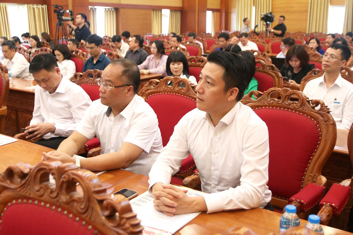 Lãnh đạo Báo Đại đoàn kết và các đại biểu tham dự lễ phát động.