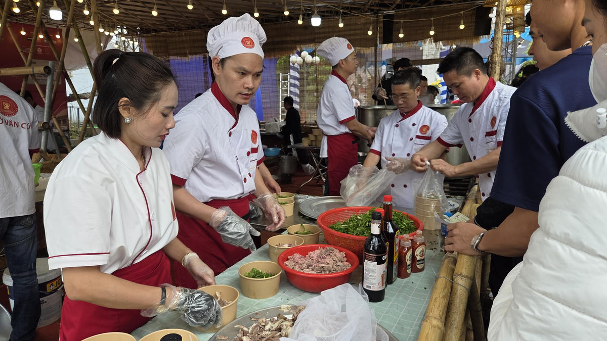 Năm nay, trong khuôn khổ festival phở năm 2026, ngay tại quê hương mình, các nghệ nhân nấu phở Vân Cù tiếp tục trình diễn nghệ thuật nấu phở truyền thống của mình, phục vụ nhu cầu tham quan, tìm hiểu của du khách. Ảnh: Duy Hưng.