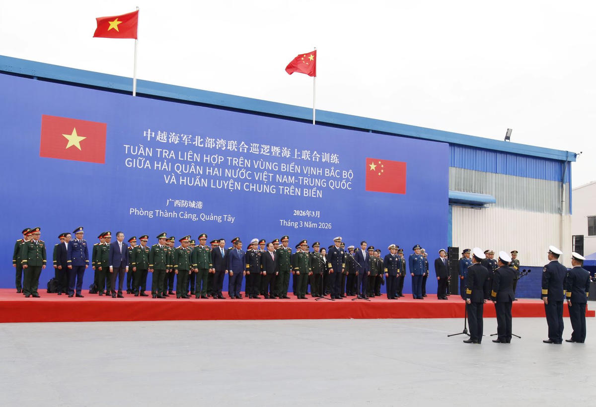 Bộ trưởng Quốc phòng hai nước và các đại biểu chụp ảnh lưu niệm trên Tàu 015