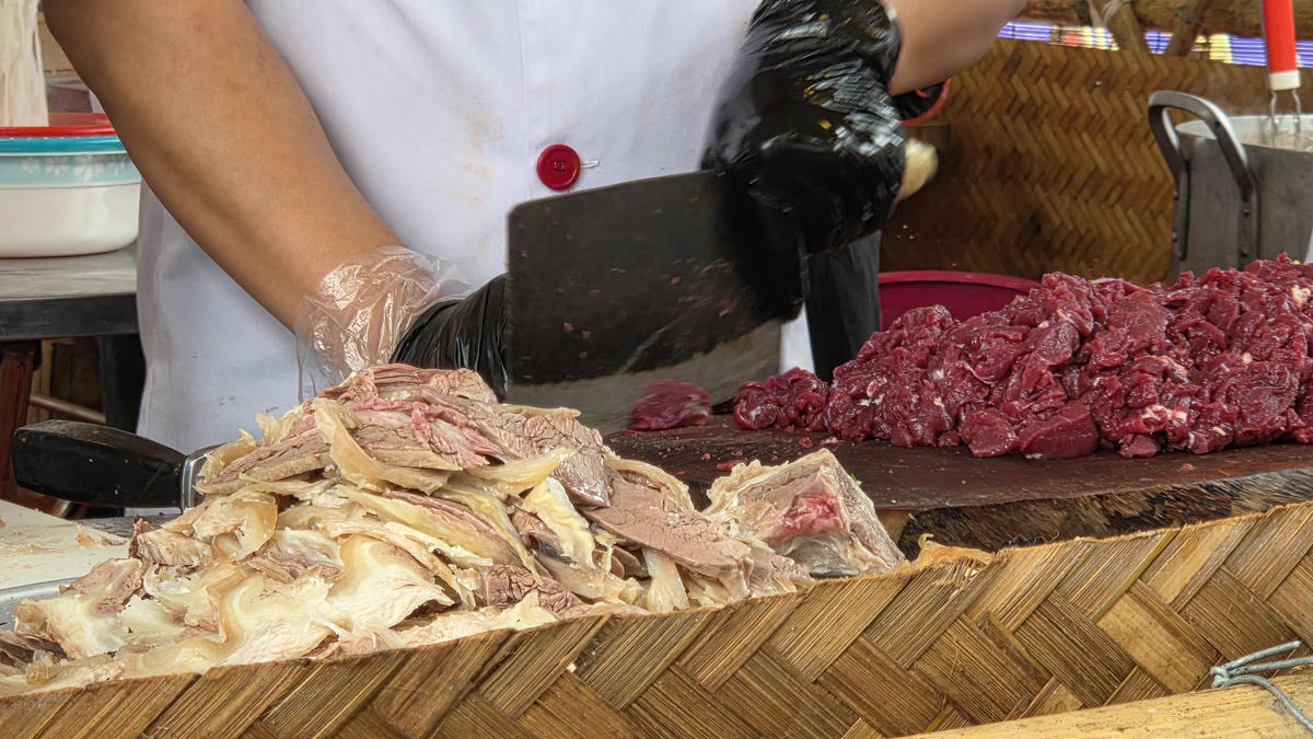 Khâu thái thịt cũng cần có kỹ năng. Ảnh: Duy Hưng.