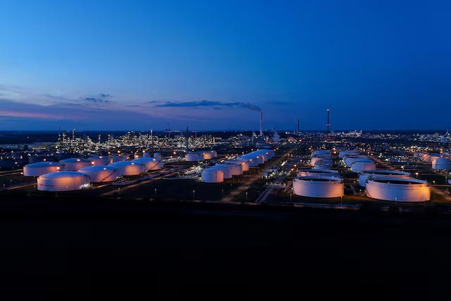 Các thùng chứa dầu và cơ sở vật chất của nhà máy lọc dầu TotalEnergies tại Leuna, Đức. Nguồn: Reuters.