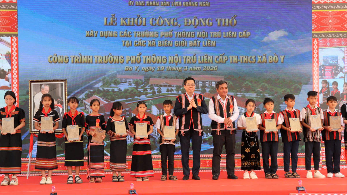 Bí thư Tỉnh ủy Quảng Ngãi Hồ Văn Niên (bên phải) và Chủ tịch UBND tỉnh Quảng Ngãi Nguyễn Hoàng Giang tặng quà cho học sinh. Ảnh: CV.