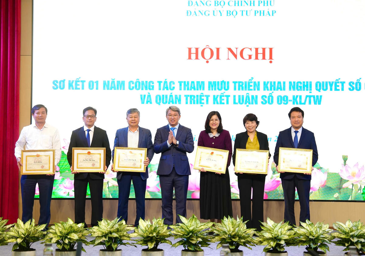 Bộ trưởng Nguyễn Hải Ninh tặng Bằng khen của Thủ tướng Chính phủ cho các tập thể, cá nhân đã có thành tích xuất sắc.