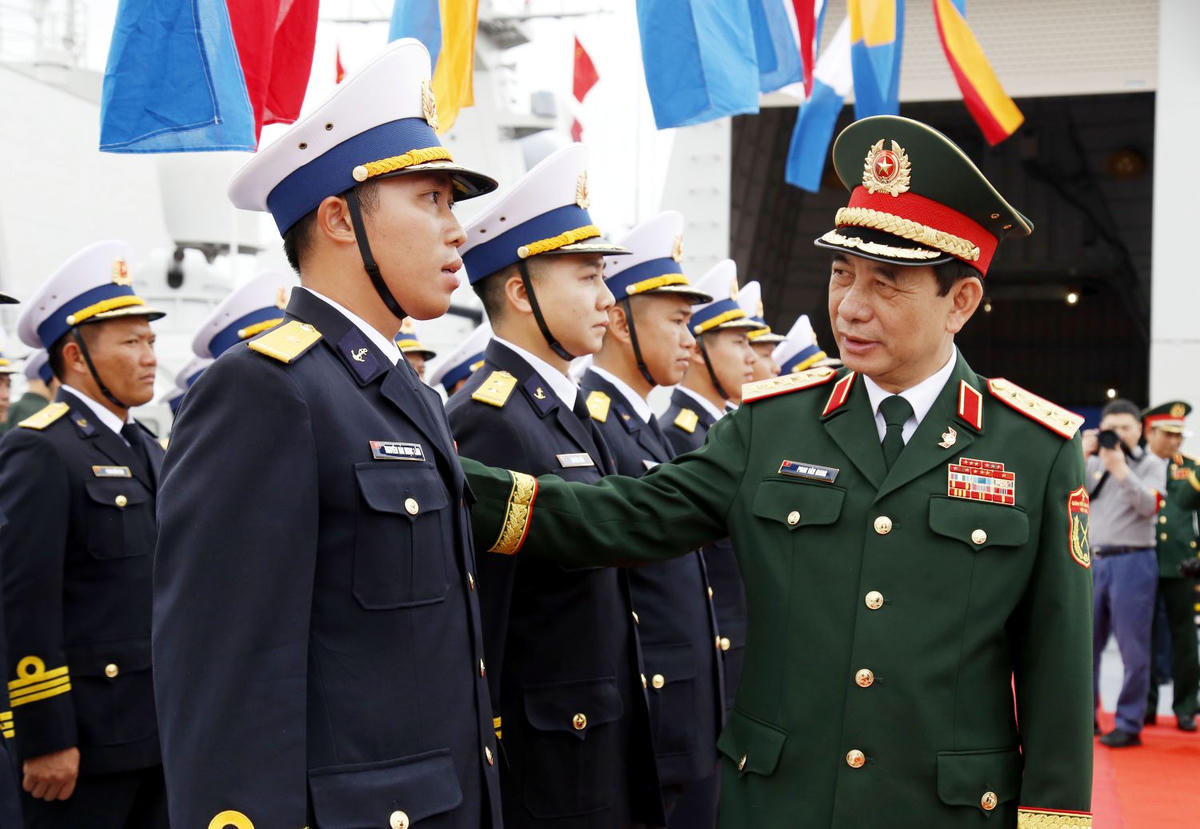 Đại tướng Phan Văn Giang động viên thủy thủ tàu 015 trước khi rời bến thực hiện nhiệm vụ.