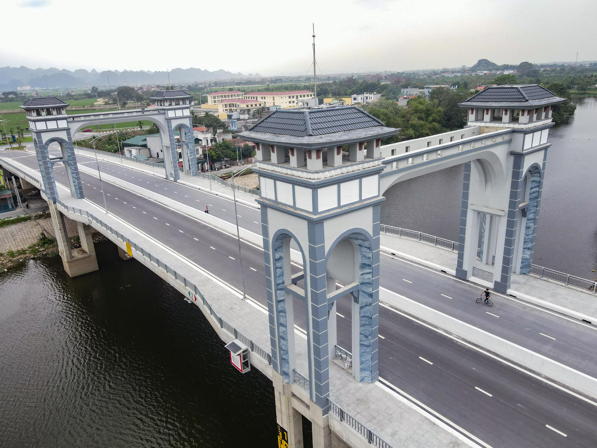 Điểm nhấn của cây cầu là 2 tháp vọng cảnh, được thiết kế cao, thoáng, vừa đảm bảo yếu tố thẩm mĩ và kỹ thuật. Ảnh: Đình Minh
