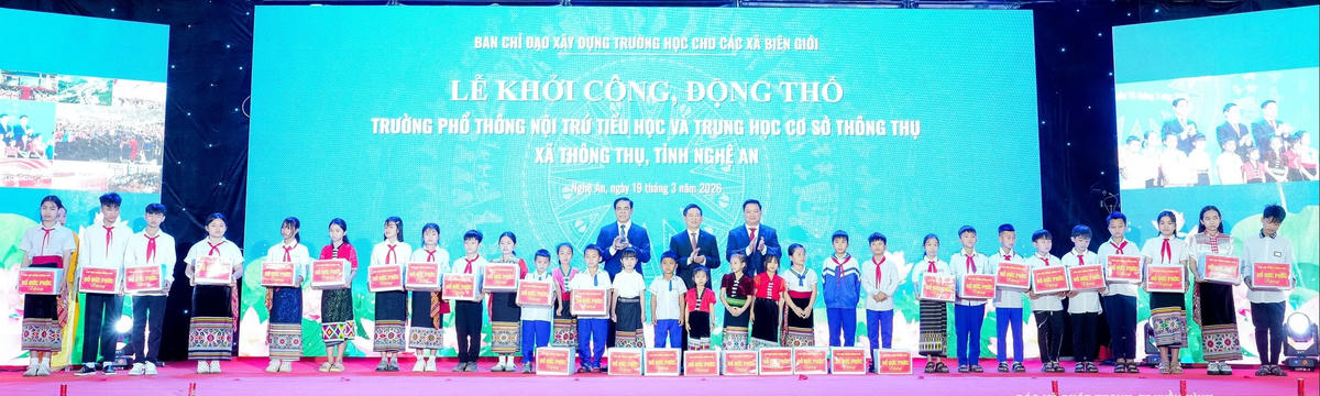 Tại buổi lễ, Phó Thủ tướng Chính phủ Hồ Đức Phớc và các đồng chí lãnh đạo tỉnh đã trao quà cho 30 em học sinh có hoàn cảnh khó khăn, vươn lên trong học tập trên địa bàn xã Thông Thụ. Ảnh: PB
