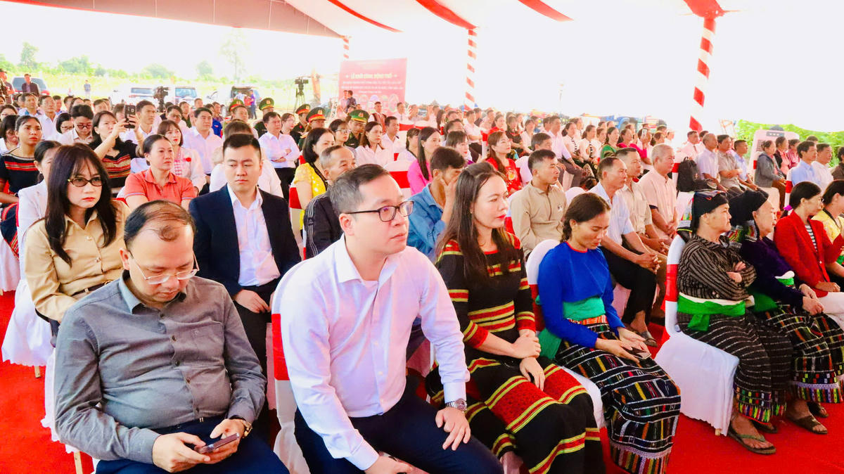 Các đại biểu dự lễ khởi công. Ảnh: CL.