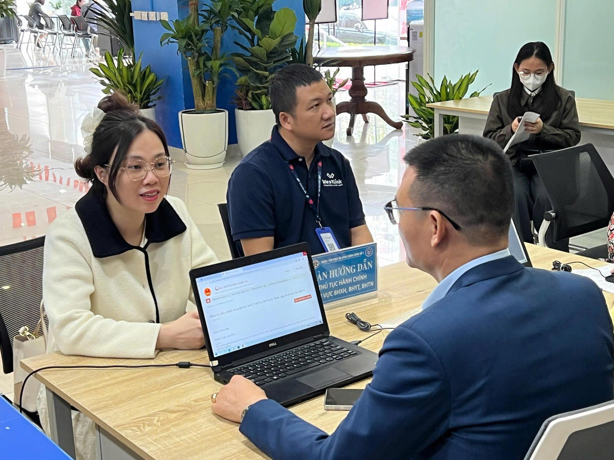 Người tham gia, thụ hưởng chính sách BHXH, BHYT có thể thực hiện toàn bộ thủ tục trực tuyến, không cần nộp hồ sơ giấy. Ảnh: Ngọc Yến.