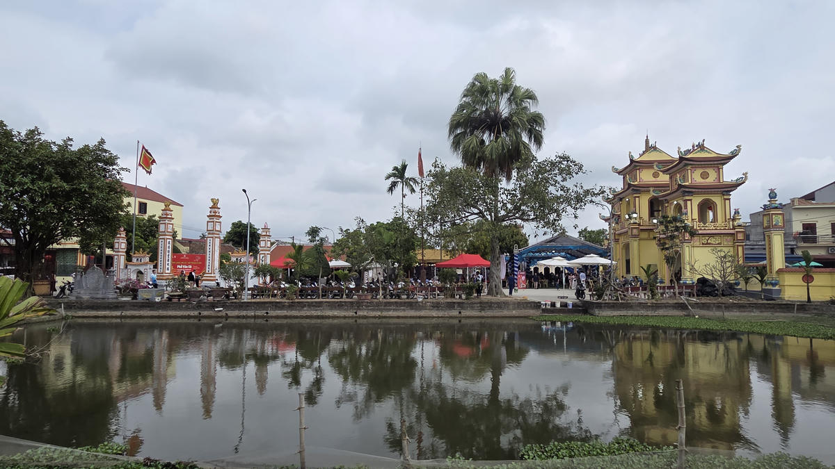 Đình làng Vân Cù - nơi chính quyền địa phương, cộng đồng làng tổ chức hoạt động trải nghiệm làng nghề phở. Theo các bậc cao niên làng Vân Cù, từ những năm đầu thế kỷ 20 ở làng đã có những người đầu tiên lên TP Nam Định (cách khoảng 15 km, nay là phường Nam Định, tỉnh Ninh Bình) nấu, bán phở cho những ông chủ người Pháp và thợ thuyền làm việc tại Nhà máy dệt Nam Định. Họ, sau đó còn vượt đường, lên Hà Nội, ra Hải Phòng để hành nghề này, chỉ bằng một đôi quang gánh. Ngay từ những thập niên 30, 40 của thế kỷ trước người Hà Nội đã biết, được thưởng thức món phở mang thương hiệu “phở Cồ” của những người mang họ Cồ đến từ vùng đất Nam Định. Ảnh: Duy Hưng. 