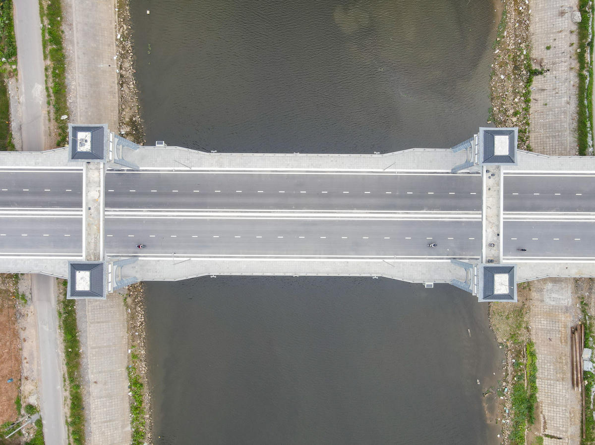 Anh Lương Văn Huy (trú phường Phủ Lý, tỉnh Ninh Bình) cho biết: Trước đây, khi vượt sông Đáy, anh cảm thấy rất nguy hiểm và bất tiện vì phải đi cầu phao. 'Việc cây cầu được đầu tư, hoàn thành đúng tiến độ đã giúp người dân yên tâm hơn, quãng đường di chuyển cũng được rút ngắn', anh Huy nói. Ảnh: Đình Minh&nbsp;