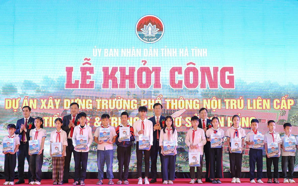 Lãnh đạo tỉnh trao phần quà tặng các em học sinh hoàn cảnh khó khăn trên địa bàn xã Sơn Hồng. Ảnh: BHT.