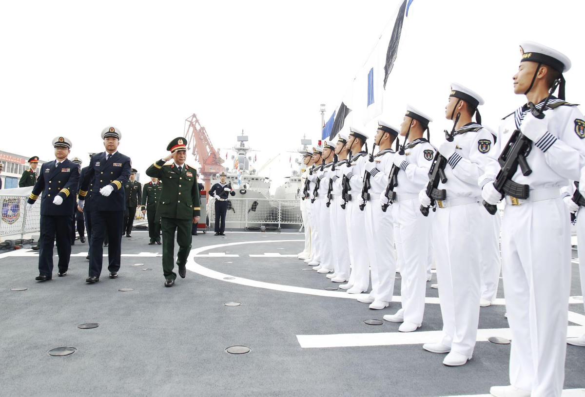 Bộ trưởng Phan Văn Giang duyệt đội danh dự trên Tàu 568 của Hải quân Trung Quốc.