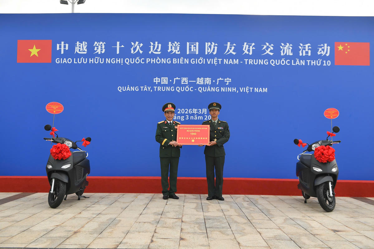 Đại tướng Phan Văn Giang trao quà của Bộ Quốc phòng Việt Nam tặng Đại đội Biên phòng Đông Hưng.. . 