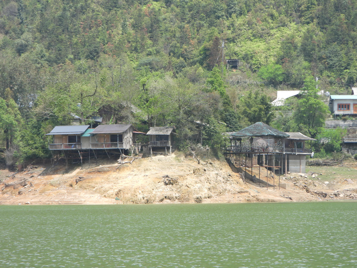 Các Homestay quanh hồ vắng vẻ, đìu hiu do không có khách du lịch vì nước hồ Séo Mý Tỷ bị ô nhiễm.