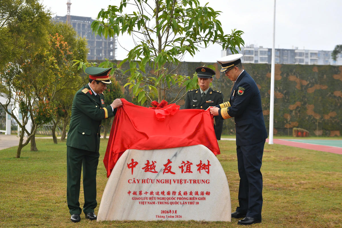 Bộ trưởng Bộ Quốc phòng hai nước trồng cây hữu nghị tại Đại đội Biên phòng Đông Hưng. . 