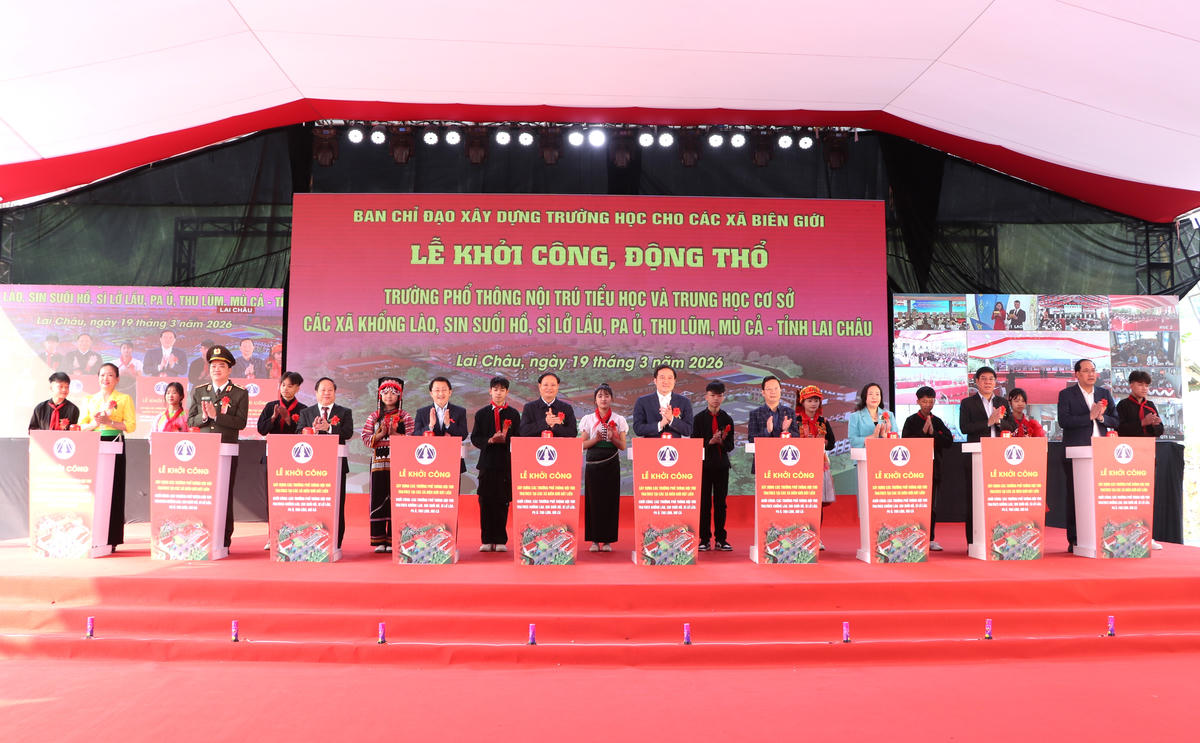 Các đại biểu thực hiện nghi thức khởi công. Ảnh: Sa Mộc Đá.