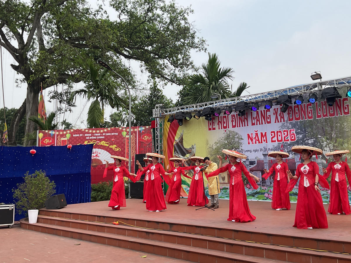 Màn diễn xướng trẩy hội Đình Cả do các cô gái Đồng Lương biểu diễn. Ảnh: Tùng Duy.