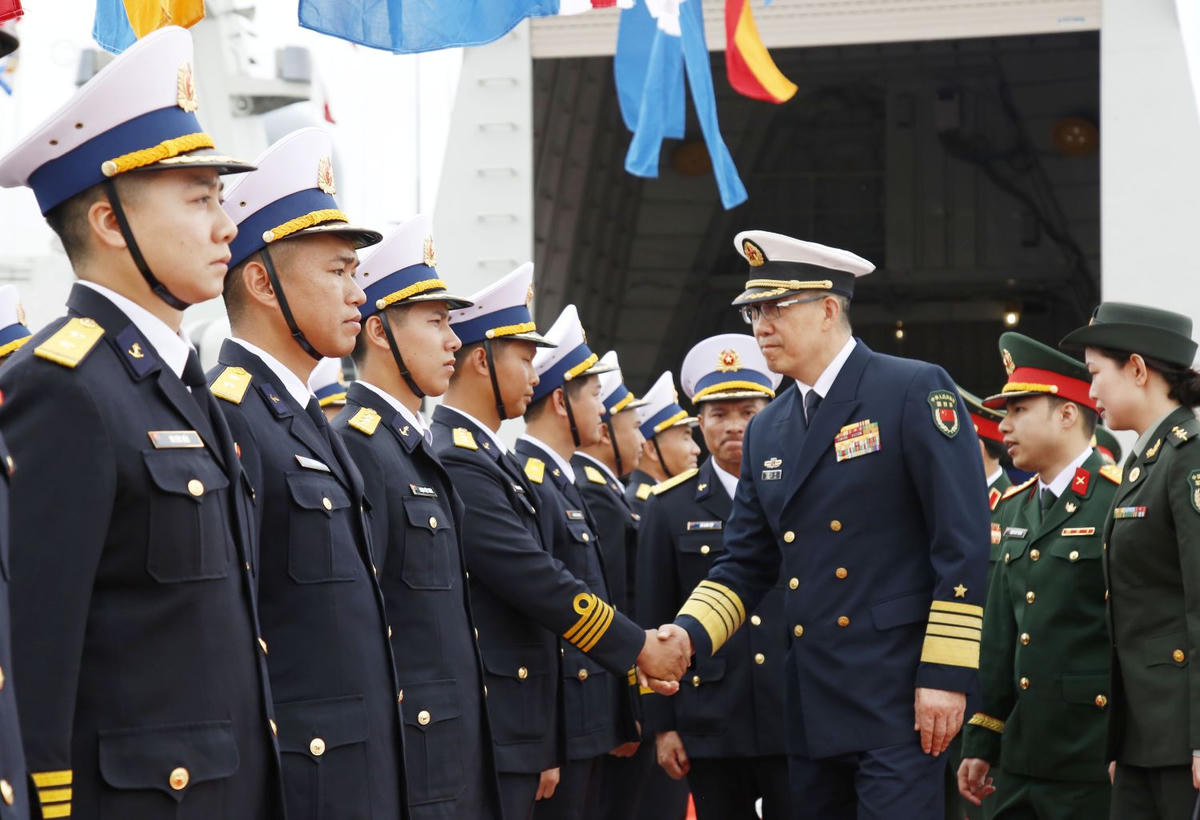 Cán bộ, chiến sĩ Tàu 015 và đoàn công tác Hải quân nhân dân Việt Nam đón Thượng tướng Đổng Quân.