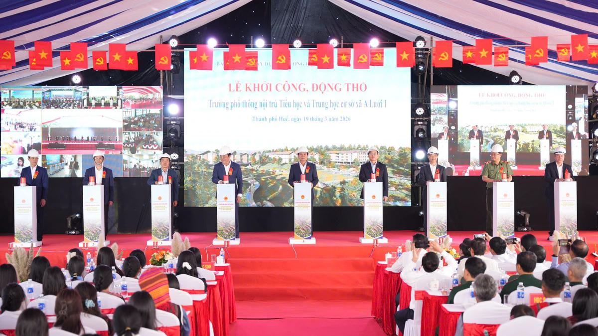 Các đại biểu thực hiện nghi thức khởi công dự án. Ảnh: N.M