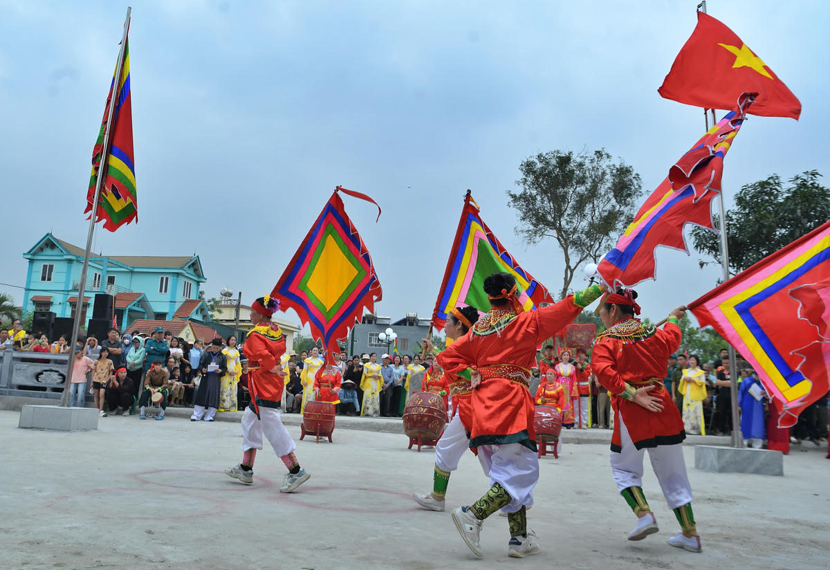 Múa cờ thần tượng trưng cho các đạo quân của Hai Bà Trưng phất cờ khởi nghĩa đánh giặc.