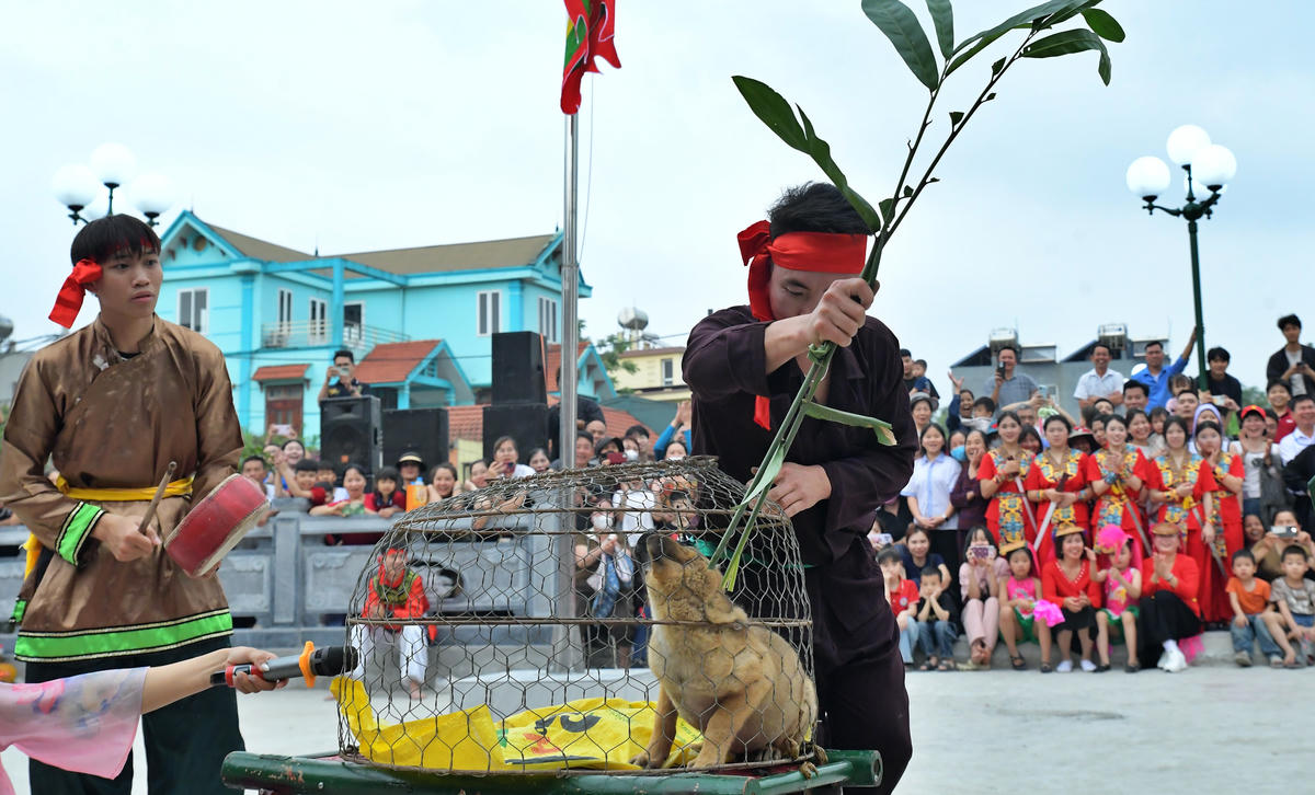Chàng trai nào chọc được chó kêu trước sẽ dành chiến thắng.