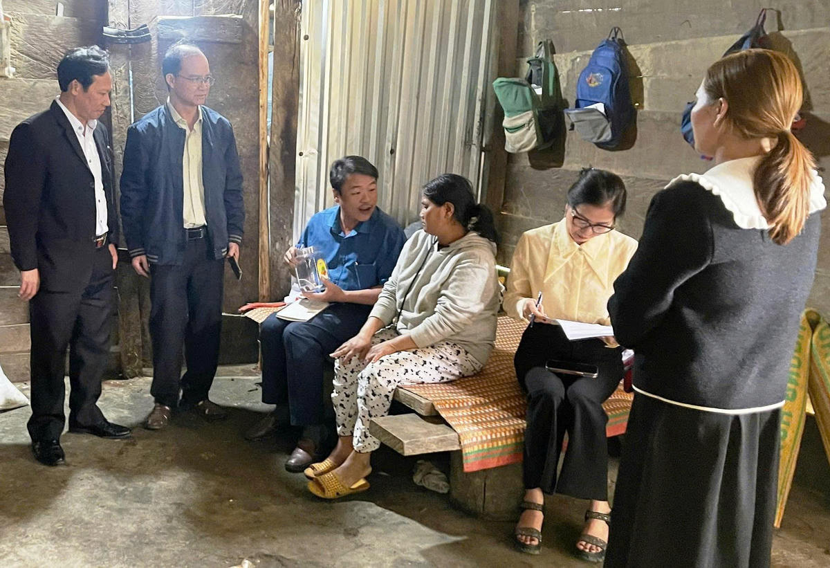 Lực lượng chức năng TP Đà Nẵng tuyên truyền cho người dân phòng chống ngộ độc thực phẩm. Ảnh: CV.