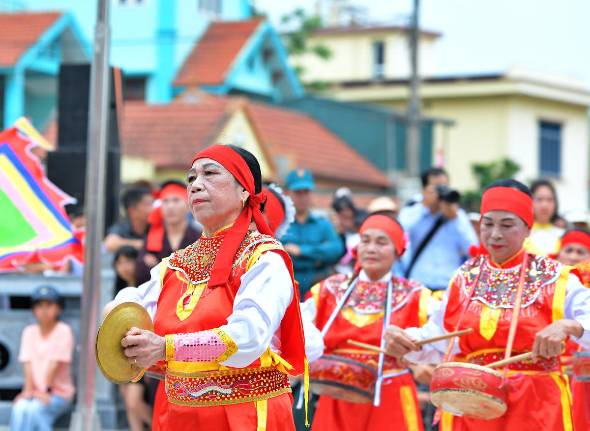 Những màn trống rộn ràng.